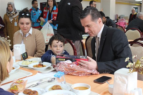 Kaymakamımız Mehmet Yıldız İlçemizde Misafir Ettiğimiz Depremden Etkilenen Aileleri Ziyaret Etti